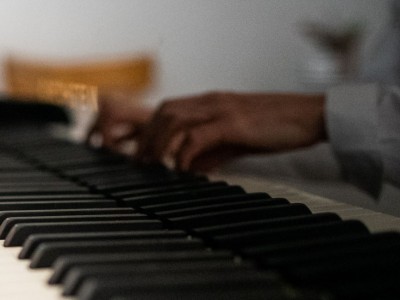 Tastenberührung, Musik beruehrt - Heilpraktikerin in Kronberg im Taunus - Musiktherapie